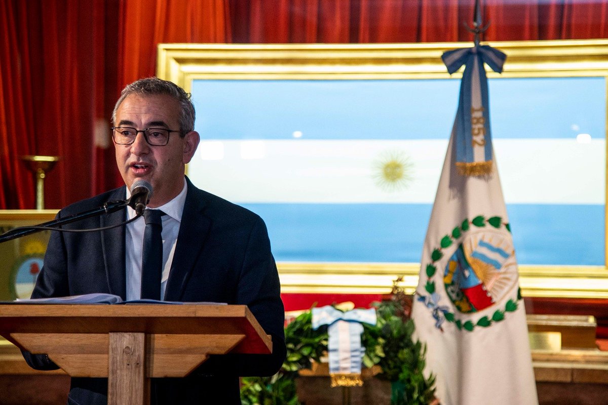 fabriziofiatti's tweet photo. Rosario nunca esperó que le marcaran el camino. Se hizo con el esfuerzo de su gente, con trabajo, con coraje y con la convicción de que siempre podía ir por más.

Hoy celebramos un nuevo aniversario de la ciudad de una manera distinta. Por primera vez lo hacemos siendo una ciudad autónoma. Un hecho histórico que reconoce una lucha de generaciones y la convicción de que el futuro de Rosario debía decidirse desde Rosario.

Somos la capital del interior productivo, una ciudad de innovación, cultura y talento. Una ciudad que supo levantarse en los momentos más difíciles y que volvió a demostrar que nadie puede detener su empuje.

Con orgullo por nuestra historia y con la responsabilidad de construir el futuro, celebramos este nuevo tiempo. Porque Rosario está de pie, volvió a creer en sí misma y hoy escribe una de las páginas más trascendentes de su historia.