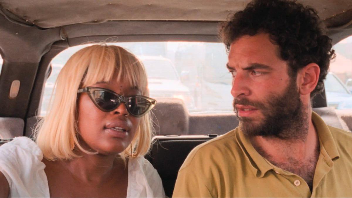 Joan1986_'s tweet photo. LA RISA Y LA NAVAJA (Pedro Pinho, 2025). Impecable y exhaustivo relato que habla de poscolonialismo, racismo, ecología, capitalismo, moralidad, globalización e incluso de deseo, y todo lo pone en relación. De hecho, es imposible escapar de la brutal red tejida por Pinho a lo… ⬇️ https://t.co/UyqUAz0z1p