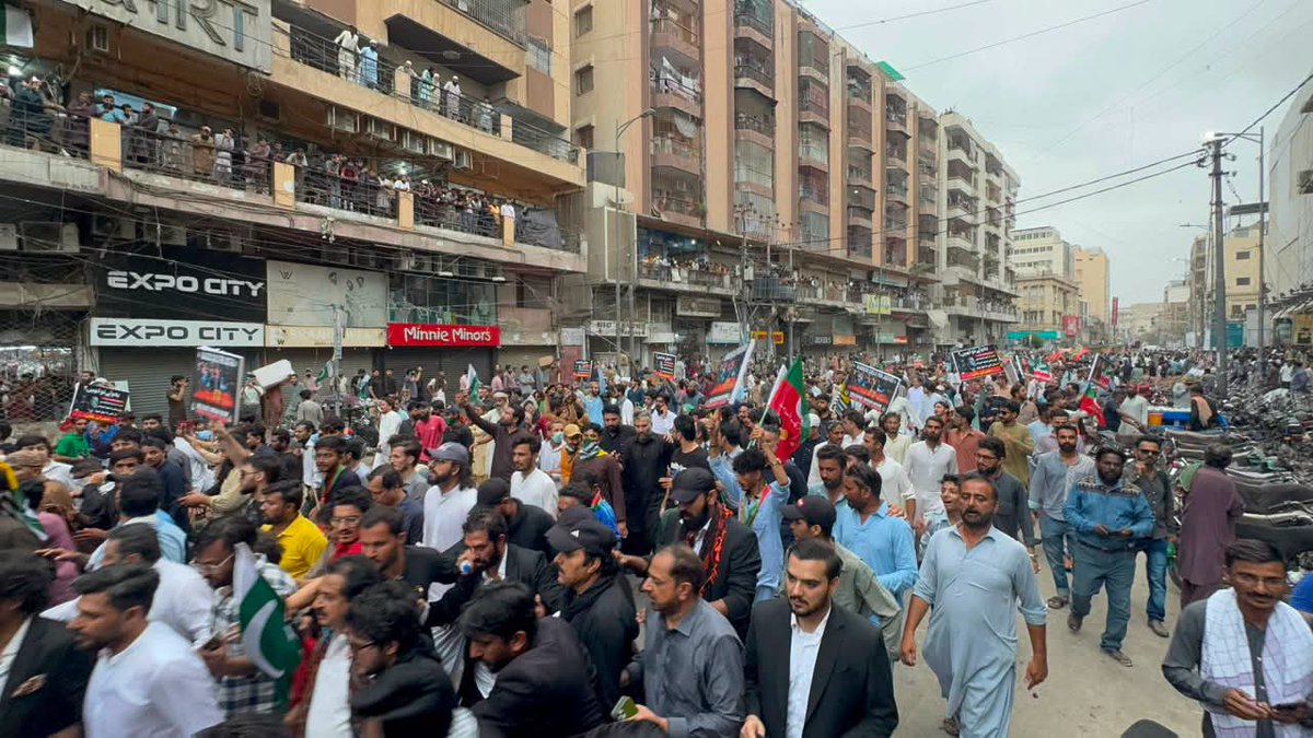 StormX63829's tweet photo. یہ ہے کراچی کپتان کے چاہنے والوں کا شہر کراچی❤️🇧🇫 https://t.co/tRinHy84a7