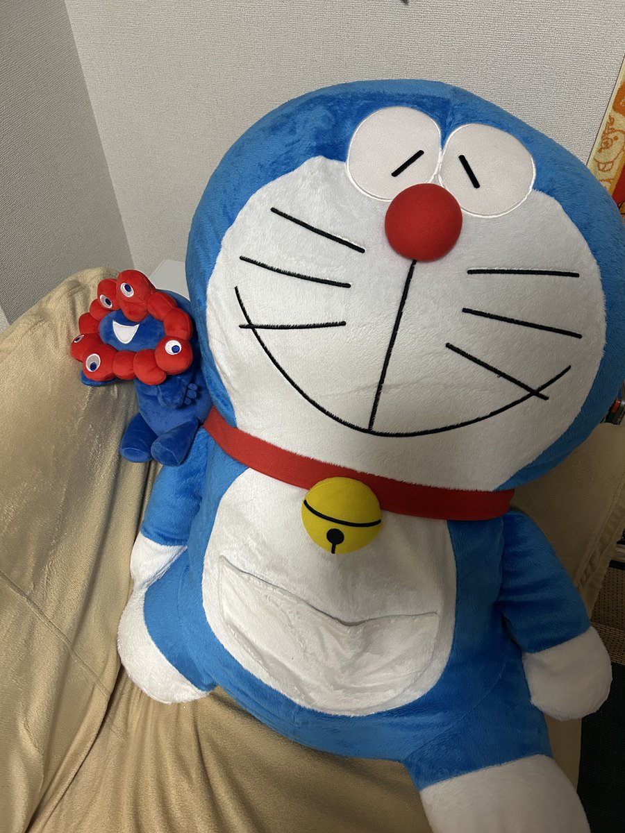 mikana__'s tweet photo. 世間で騒ぐ程に黒ミャクのことは好きになれなくて
(嫌いではないよ)
なんでかなーと考えた結果

これだ。と

この🔴🔵⚪️のカラーリングが好きなんだな
ドラ好きの血がミャクさまにも踏襲されてるんだなと気づいた今日。
黄色いリボンつけたら完璧かも🤭？ https://t.co/r0JVtPL7BQ
