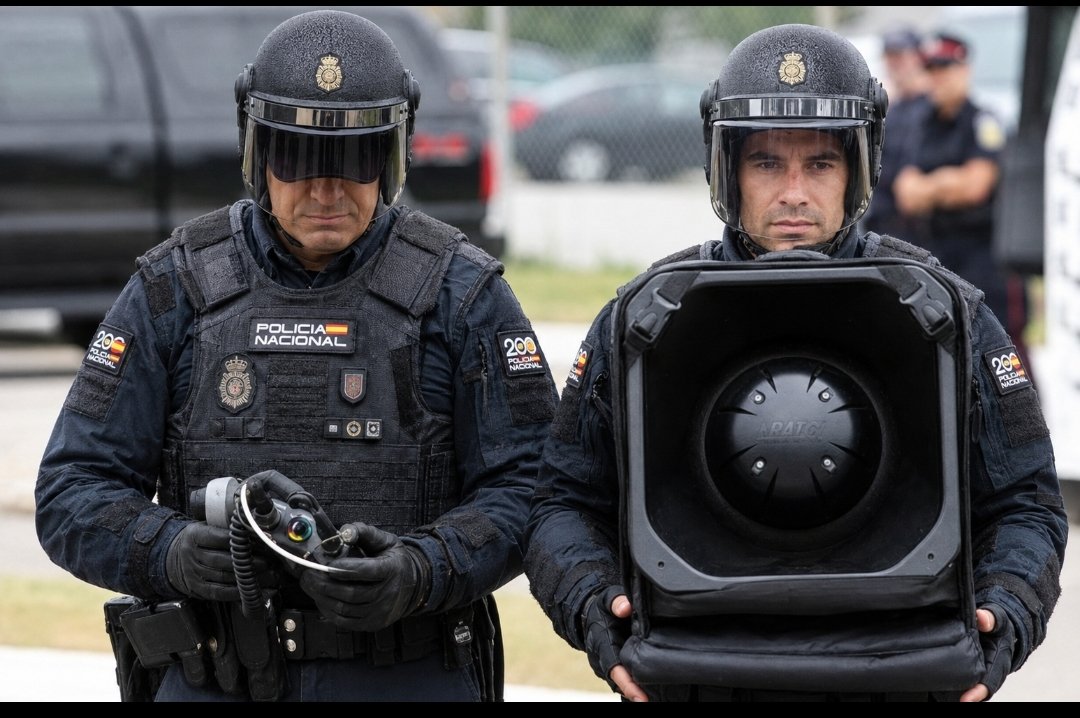 oscar198o's tweet photo. El tema es claramente político, pero el @interiorgob debe equipar a @policia y @guardiacivil de equipos de altavoces acústicos de largo alcance (LRAD) y hasta de Active Denial System (ADS), para las fronteras de Ceuta y Melilla. https://t.co/uUqsgmhTMp