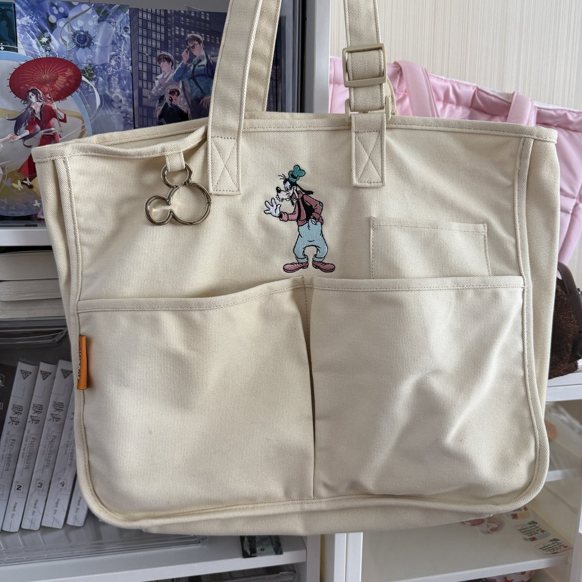 oopsimsorryx_'s tweet photo. #ส่งต่อกระเป๋า  Disney X Accommode
แบรนด์ญี่ปุ่นน้า ใบใหญ่ใส่A4ได้สบายเลยค่า
พรีมาจากร้านในไอจีพันกว่าบาท ยังไม่เคยใช้เลยค่ะ🏷️ ส่งต่อ 380 บาท รวมส่ง
สนใจทัก dm ค่ะ

#ส่งต่อกระเป๋ามือสอง #ตลาดนัดกระเป๋ามือ2 #กระเป๋าแบรนด์ไทย #ส่งต่อatreasurebox #ส่งต่อgentlewoman #กระเป๋าญี่ปุ่น https://t.co/AMfdE50qjO