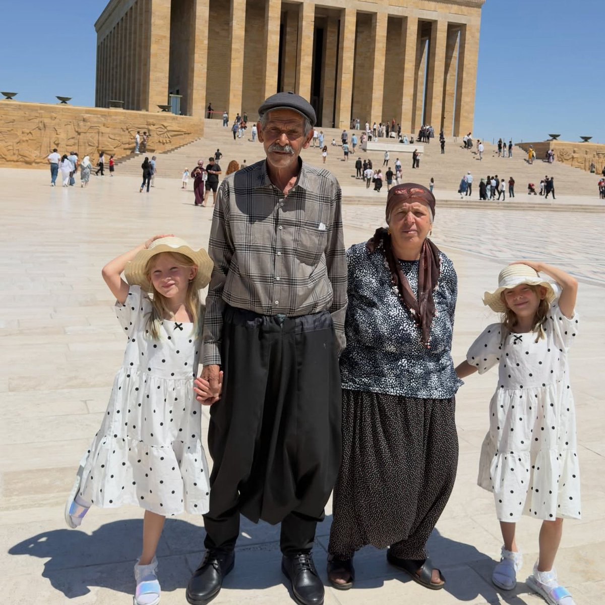 asayisberkemal0's tweet photo. 34 yıl sonra evlat sahibi olan Abuzer amca ile Zeynep teyzenin geçmişte dolandırıldığı ortaya çıktı:

• Abuzer amca, eşinin de emekli olabilmesi için yıllarca sigorta primlerini ödedi.
• Zeynep teyzenin emeklilik yaşına ulaşmasının ardından banka kartı gönderildi.
• Banka kartı, bilgileri dışında bir komşuları tarafından teslim alındı.
• Komşuları, Zeynep teyzenin maaşını her ay gizlice çekti.
• Çift, ikinci emekli maaşının bağlandığını fark edemedi.
• 16 bin TL ile geçinmeye çalıştılar.
• Gelir tespiti sırasında ikinci maaşın bağlandığı ortaya çıktı.
• Kızlarına zarar verilmesinden endişe ettikleri için dolandırıcı komşuları hakkında şikayetçi olmadılar.