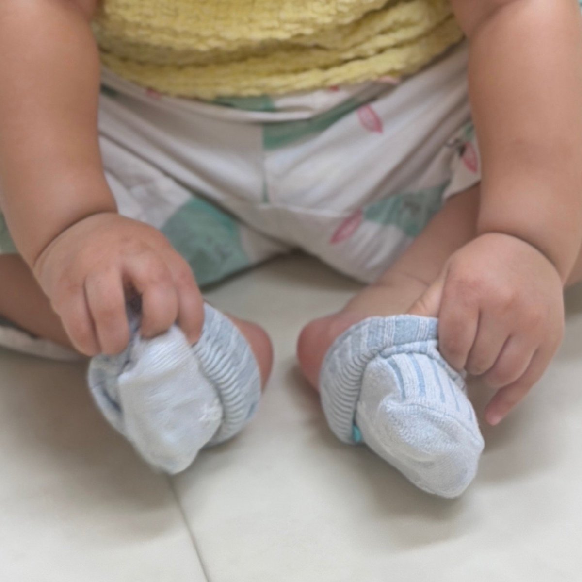 every_nt's tweet photo. 1歳2ヶ月、お靴と靴下を自分で履きたい時期🧦
でもまだ難しいんだよね～！
いつから一人で履けるようになるのかな

#育児 #在韓ママ #韓国在住 https://t.co/qvtwlCOazo