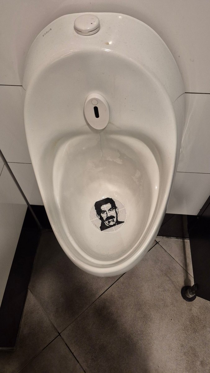 Katfar_Eski's tweet photo. Çerçeve yasaya inat. Arkadaşlar bu ürünü zararına 50 TL'ye düşürüp 10'lu paket olarak sunuyorum. Gittiğiniz cafe, restoran, benzinlik vs vs her mekan tuvaletine atın bunları. Türk Milletinin tepkisini ve bebek katili terörist p!çin statüsünü görsün.
https://t.co/q0SneJtYJP https://t.co/6vcXQybjZj