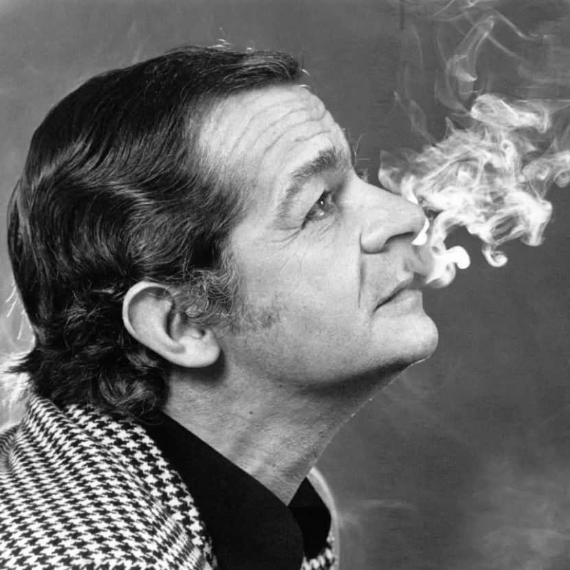 Paroles_auteurs's tweet photo. "L'absence

C'est un volet qui bat
C'est une déchirure légère
Sur le drap où naguère
Tu as posé ton bras
Cependant qu'en bas
La rue parle toute seule
Quelqu'un vend des mandarines
Une dame bleu-marine
Promène sa filleule
L'absence, la voilà

L'absence

D'un enfant, d'un amour
L'absence est la même
Quand on a dit je t'aime
Un jour
Le silence est le même
C'est une nuit qui tombe
C'est une poésie aussi
Où passaient les colombes
Un soir de jalousie
Un livre est ouvert
Tu as touché cette page
Tu avais fêlé ce verre
Au retour d'un grand voyage
Il reste les bagages
L'absence, la voilà

L'absence

D'un enfant, d'un amour
L'absence est la même
Quand on a dit je t'aime
Un jour
Le silence est le même
C'est un volet qui bat
C'est sur un agenda, la croix
D'un ancien rendez-vous
Où l'on se disait vous
Les vases sont vides
Où l'on mettait les bouquets
Et le miroir prend des rides
Où le passé fait le guet
J'entends le bruit d'un pas
L'absence, la voilà

L'absence

D'un enfant, d'un amour
L'absence est la même
Quand on a dit je t'aime
Un jour
Le silence est le même."

Interprète : Serge Reggiani
Paroliers : Jean Loup Dabadie / Jacques Datin