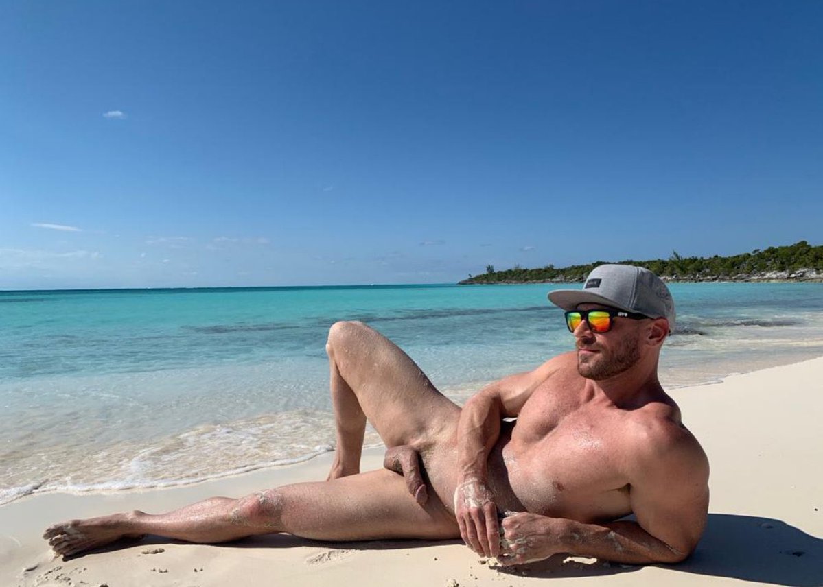 thtbs8's tweet photo. 🐰to be on a beach with him https://t.co/z1C1iJkiDu
