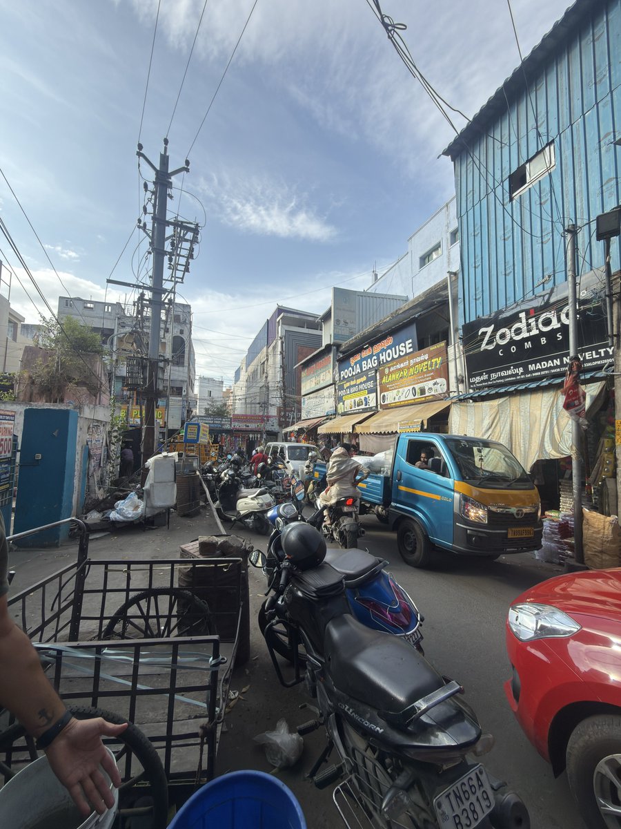 so_coimbatore's tweet photo. Vehicles coming from Thomas Street should not be allowed to take a right turn into the hospital lane. The lane is already very narrow, and vehicles exiting the hospital parking area create a major bottleneck,leading to severe congestion @policecbecity 
Needs to be addressed asap https://t.co/sDrP5L0lBJ