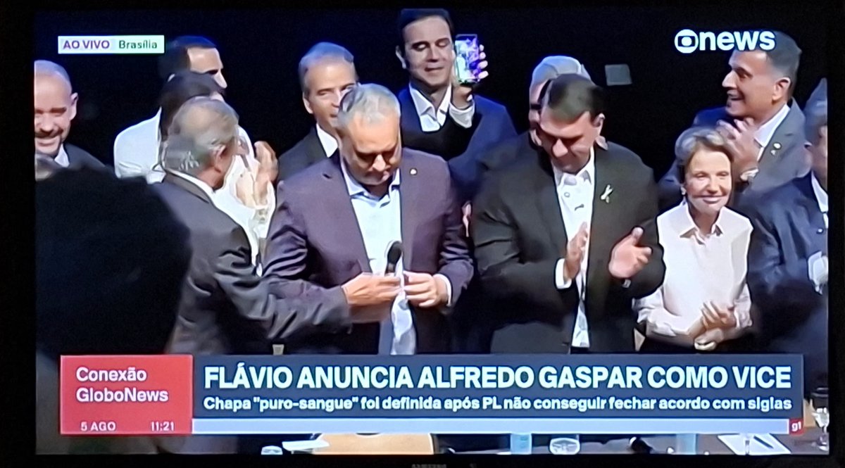 lira_georgia's tweet photo. 🚨URGENTE!!!

O futuro derrotado acaba de anunciar o seu vice: ALFREDO GASPAR, do PL 🤡  - Uma chapa pura, mostra o isolamento de Flávio Bolsonaro no cenário político. 

Dito isto - É LULA TETRA
TETRA
#lulatetra https://t.co/qhuvI2Jj6A