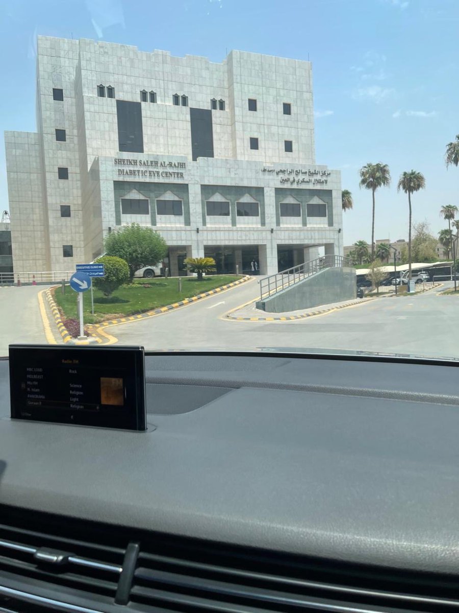 abdsheikha's tweet photo. حين تكون الإنسانية
قبل الطب

كان لي اليوم موعد بمستشفى الملك خالد التخصصي للعيون بالرياض وبين أروقته 
رأيت ما يبعث على الفخر : تنظيمٌ متميز
وخدمات متكاملة
وحشودٌ من المراجعين يُدارون باحترافية واهتمام
في صورة مشرقة تعكس 
ما وصلت إليه منظومتنا الصحية بفضل الله
 ثم بدعم قيادتنا الرشيدة ..

واختتمت بعد الفحوصات زيارتي الناجحة
لطبيب سعودي 
شاب من القصيم
د . حسام الرزقان
طمأنني -ولله الحمد- بعد الفحوصات بأن العينين بخير مع التوصية بإزالة 
 " الماء الأبيض في الوقت المناسب  ..
وركّز على استدامة واستعمال المرطبات
فله مني خالص الشكر على حسن تعامله وطمأنته لي وللمراجع  ..

ولا يفوتني أن أتقدم بخالص التقدير للرئيس التنفيذي للمستشفى الدكتور #عبدالعزيز_إبراهيم الراجحي 
الذي تبدو بصماته واضحة في جودة الأداء
وحسن التنظيم
والارتقاء بتجربة المريض
ومعه جميع مساعديه ومنسوبي المستشفى
كما أشكر مدير المراسم وزملاءه على ما لمسته
 من رقي في التعامل 
وحسن الاستقبال .. للجميع

وأقف إجلالًا 
للدعاء بالرحمة والمغفرة للملك خالد بن عبدالعزيز
الذي يحمل هذا الصرح الطبي اسمه وحسّه
الأنساني المعروف
فقد أصبح المستشفى -بحمد الله- منارةً للعطاء والتميز، كما لا يفوتني 
أن أثمن مساهمة 
الشيخ صالح الراجحي 
في تأسيس ودعم مركز سكري العين بالمستشفى
وهو عملٌ جارٍ نفعه وأثره 
في خدمة المرضى ..

وحين يجتمع الإخلاص 
في العمل
والعلم في الأداء
والإنسانية في التعامل
تتحول المستشفيات 
إلى رسائل أمل
قبل أن تكون  ..
أماكن للعلاج ..

شكراً  ..شكراً

لكل يدٍ تعمل بإخلاص
ودعائي أن يحفظ الله وطننا
وقيادتنا
وكل من يسهر على صحة الإنسان وكرامته ..
اللّهم آمين .. ياربّ
🙏💐👏🙏💐👏🙏💐👏