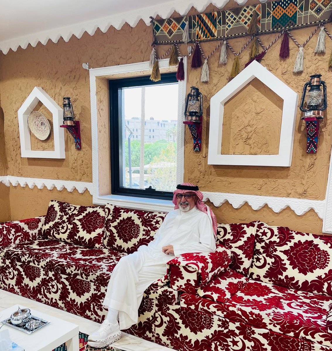 abdsheikha's tweet photo. حين تكون الإنسانية
قبل الطب

كان لي اليوم موعد بمستشفى الملك خالد التخصصي للعيون بالرياض وبين أروقته 
رأيت ما يبعث على الفخر : تنظيمٌ متميز
وخدمات متكاملة
وحشودٌ من المراجعين يُدارون باحترافية واهتمام
في صورة مشرقة تعكس 
ما وصلت إليه منظومتنا الصحية بفضل الله
 ثم بدعم قيادتنا الرشيدة ..

واختتمت بعد الفحوصات زيارتي الناجحة
لطبيب سعودي 
شاب من القصيم
د . حسام الرزقان
طمأنني -ولله الحمد- بعد الفحوصات بأن العينين بخير مع التوصية بإزالة 
 " الماء الأبيض في الوقت المناسب  ..
وركّز على استدامة واستعمال المرطبات
فله مني خالص الشكر على حسن تعامله وطمأنته لي وللمراجع  ..

ولا يفوتني أن أتقدم بخالص التقدير للرئيس التنفيذي للمستشفى الدكتور #عبدالعزيز_إبراهيم الراجحي 
الذي تبدو بصماته واضحة في جودة الأداء
وحسن التنظيم
والارتقاء بتجربة المريض
ومعه جميع مساعديه ومنسوبي المستشفى
كما أشكر مدير المراسم وزملاءه على ما لمسته
 من رقي في التعامل 
وحسن الاستقبال .. للجميع

وأقف إجلالًا 
للدعاء بالرحمة والمغفرة للملك خالد بن عبدالعزيز
الذي يحمل هذا الصرح الطبي اسمه وحسّه
الأنساني المعروف
فقد أصبح المستشفى -بحمد الله- منارةً للعطاء والتميز، كما لا يفوتني 
أن أثمن مساهمة 
الشيخ صالح الراجحي 
في تأسيس ودعم مركز سكري العين بالمستشفى
وهو عملٌ جارٍ نفعه وأثره 
في خدمة المرضى ..

وحين يجتمع الإخلاص 
في العمل
والعلم في الأداء
والإنسانية في التعامل
تتحول المستشفيات 
إلى رسائل أمل
قبل أن تكون  ..
أماكن للعلاج ..

شكراً  ..شكراً

لكل يدٍ تعمل بإخلاص
ودعائي أن يحفظ الله وطننا
وقيادتنا
وكل من يسهر على صحة الإنسان وكرامته ..
اللّهم آمين .. ياربّ
🙏💐👏🙏💐👏🙏💐👏