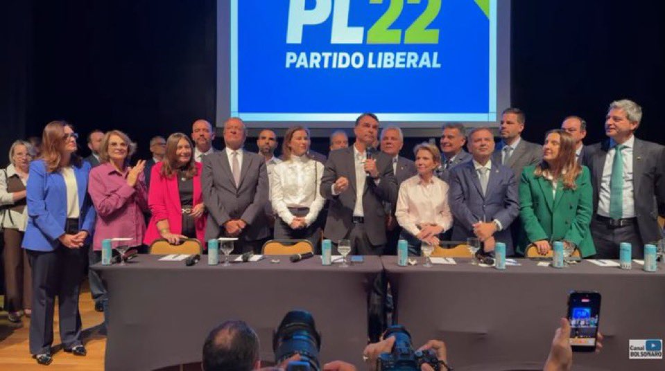 GugaNoblat's tweet photo. Uau, que fiasco. O vice do Flávio Bolsonaro será o deputado federal Alfredo Gaspar de Mendonça Neto (PL-AL). Rogério Marinho empurrou essa bomba para ele. Não tinha como ser mais fraco. Era melhor não ter vice. https://t.co/LWgBNiUiP5