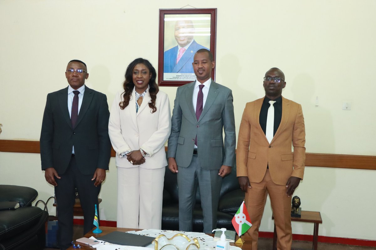 msp_burundi's tweet photo. « Préserver les acquis, accélérer l'équité vaccinale et pérenniser les investissements en santé : @AfricaCDC en mission de plaidoyer de haut niveau au #Burundi »

Ce mercredi 05 août, Son Excellence Monsieur le Ministre de la Santé Publique @fideleDr a accordé une audience à une délégation du Centre Africain de Contrôle et de Prévention des Maladies (@AfricaCDC), conduite par Dr @joflakes, Directrice de la #Vaccination au siège d'@AfricaCDC, accompagnée du @DrThaddee, Coordonnateur de la Région Centrale, et du @girujeanbo , Directeur Pays d'@AfricaCDC au #Burundi.

Cette audience s'inscrit dans le cadre de la Mission de plaidoyer de haut niveau pour la vaccination et les soins de santé primaires, conduite en République du #Burundi du 4 au 6 août 2026.

Prenant la parole, @DrThaddee a exprimé sa gratitude au Gouvernement du #Burundi pour avoir été choisi comme pays hôte de cette mission continentale.

Dr @joflakes a ensuite félicité chaleureusement les autorités burundaises pour des performances qu'elle a qualifiées d’« indiscutables », plaçant le #Burundi parmi les pays africains les plus avancés en matière de vaccination et de soins de santé primaires.

Elle a salué l'intégration réussie de la prévention et de la sécurité sanitaire, réalisée grâce à une collaboration étroite avec les partenaires, dont @WHO, et a réaffirmé l'ambition d'@AfricaCDC de voir le #Burundi servir de modèle pour les autres pays du continent.

La délégation a en outre communiqué l’existence d’une stratégie continentale de #vaccination articulée autour de six piliers prioritaires, portant notamment sur le financement domestique de la vaccination, l'accompagnement des pays dans la vaccination transfrontalière et le renforcement de la #couverture #vaccinale.

Elle a par ailleurs sollicité la participation personnelle de Monsieur le Ministre à un webinaire continental prévu le 20 août prochain, en reconnaissance de l'expertise et du leadership du #Burundi en la matière.

Prenant la parole, Excellence Monsieur le Ministre @fideleDr a remercié la délégation pour ces marques de reconnaissance, soulignant que ces résultats sont le fruit d'un travail d'équipe rigoureux et d'une collaboration franche avec les partenaires au développement.

Il a réaffirmé l'engagement résolu du Gouvernement en faveur de la gouvernance vaccinale, citant comme priorités le renforcement des ressources humaines, le suivi transfrontalier des maladies et le financement domestique de l'acquisition des vaccins.

Il a rappelé que l'intégration des services de santé à travers les programmes nationaux demeure une priorité constante, et a exprimé la pleine disponibilité du Burundi à approfondir son partenariat avec @AfricaCDC pour la pérennité des acquis en santé publique.

Excellence Monsieur le Ministre a par ailleurs mis l'accent sur l'importance du renforcement de la surveillance épidémiologique et de la collaboration transfrontalière, notamment face aux risques sanitaires liés à la proximité de certaines frontières.

Il a accueilli favorablement l'invitation d'@AfricaCDC et confirmé sa disponibilité à prendre part activement au webinaire du 20 août, réaffirmant l'engagement constant du #Burundi à partager son expérience au bénéfice de la santé publique sur le continent africain.
Cette rencontre illustre la solidité du partenariat entre la République du Burundi et @AfricaCDC dans la promotion de la santé publique en Afrique.

#Burundi #AfricaCDC #Vaccination #SantéPublique