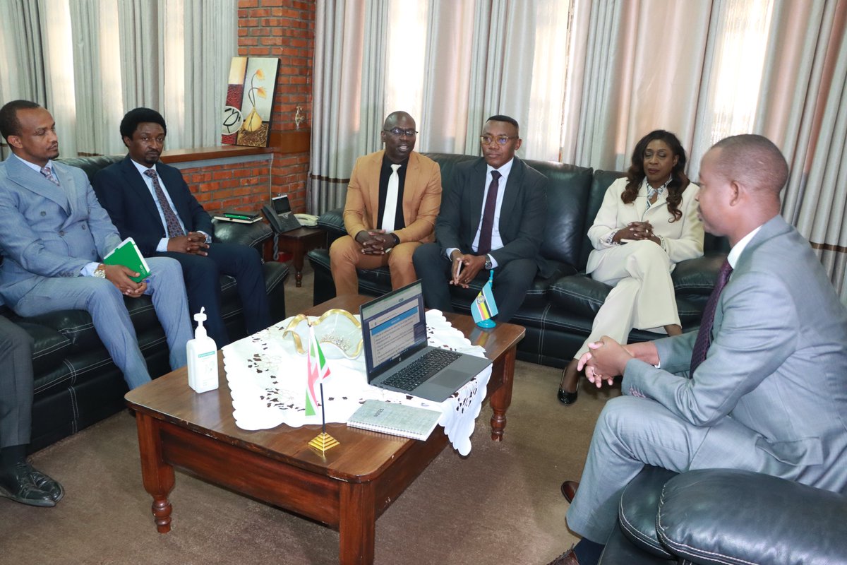 msp_burundi's tweet photo. « Préserver les acquis, accélérer l'équité vaccinale et pérenniser les investissements en santé : @AfricaCDC en mission de plaidoyer de haut niveau au #Burundi »

Ce mercredi 05 août, Son Excellence Monsieur le Ministre de la Santé Publique @fideleDr a accordé une audience à une délégation du Centre Africain de Contrôle et de Prévention des Maladies (@AfricaCDC), conduite par Dr @joflakes, Directrice de la #Vaccination au siège d'@AfricaCDC, accompagnée du @DrThaddee, Coordonnateur de la Région Centrale, et du @girujeanbo , Directeur Pays d'@AfricaCDC au #Burundi.

Cette audience s'inscrit dans le cadre de la Mission de plaidoyer de haut niveau pour la vaccination et les soins de santé primaires, conduite en République du #Burundi du 4 au 6 août 2026.

Prenant la parole, @DrThaddee a exprimé sa gratitude au Gouvernement du #Burundi pour avoir été choisi comme pays hôte de cette mission continentale.

Dr @joflakes a ensuite félicité chaleureusement les autorités burundaises pour des performances qu'elle a qualifiées d’« indiscutables », plaçant le #Burundi parmi les pays africains les plus avancés en matière de vaccination et de soins de santé primaires.

Elle a salué l'intégration réussie de la prévention et de la sécurité sanitaire, réalisée grâce à une collaboration étroite avec les partenaires, dont @WHO, et a réaffirmé l'ambition d'@AfricaCDC de voir le #Burundi servir de modèle pour les autres pays du continent.

La délégation a en outre communiqué l’existence d’une stratégie continentale de #vaccination articulée autour de six piliers prioritaires, portant notamment sur le financement domestique de la vaccination, l'accompagnement des pays dans la vaccination transfrontalière et le renforcement de la #couverture #vaccinale.

Elle a par ailleurs sollicité la participation personnelle de Monsieur le Ministre à un webinaire continental prévu le 20 août prochain, en reconnaissance de l'expertise et du leadership du #Burundi en la matière.

Prenant la parole, Excellence Monsieur le Ministre @fideleDr a remercié la délégation pour ces marques de reconnaissance, soulignant que ces résultats sont le fruit d'un travail d'équipe rigoureux et d'une collaboration franche avec les partenaires au développement.

Il a réaffirmé l'engagement résolu du Gouvernement en faveur de la gouvernance vaccinale, citant comme priorités le renforcement des ressources humaines, le suivi transfrontalier des maladies et le financement domestique de l'acquisition des vaccins.

Il a rappelé que l'intégration des services de santé à travers les programmes nationaux demeure une priorité constante, et a exprimé la pleine disponibilité du Burundi à approfondir son partenariat avec @AfricaCDC pour la pérennité des acquis en santé publique.

Excellence Monsieur le Ministre a par ailleurs mis l'accent sur l'importance du renforcement de la surveillance épidémiologique et de la collaboration transfrontalière, notamment face aux risques sanitaires liés à la proximité de certaines frontières.

Il a accueilli favorablement l'invitation d'@AfricaCDC et confirmé sa disponibilité à prendre part activement au webinaire du 20 août, réaffirmant l'engagement constant du #Burundi à partager son expérience au bénéfice de la santé publique sur le continent africain.
Cette rencontre illustre la solidité du partenariat entre la République du Burundi et @AfricaCDC dans la promotion de la santé publique en Afrique.

#Burundi #AfricaCDC #Vaccination #SantéPublique