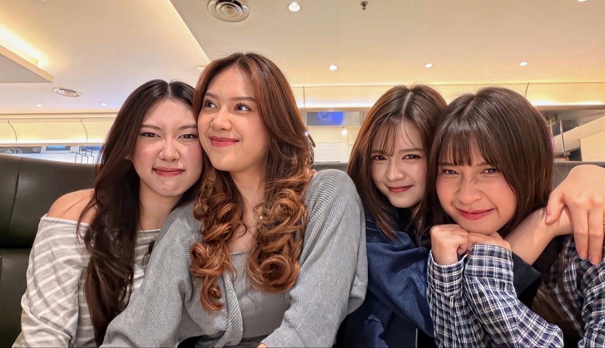 Heru_satyaa's tweet photo. Cantik cantik banget sih😍💐 @A_ChristyJKT48 @C_JessiJKT48 @F_OllaJKT48 @yessicatmra https://t.co/30wbWDrbrw