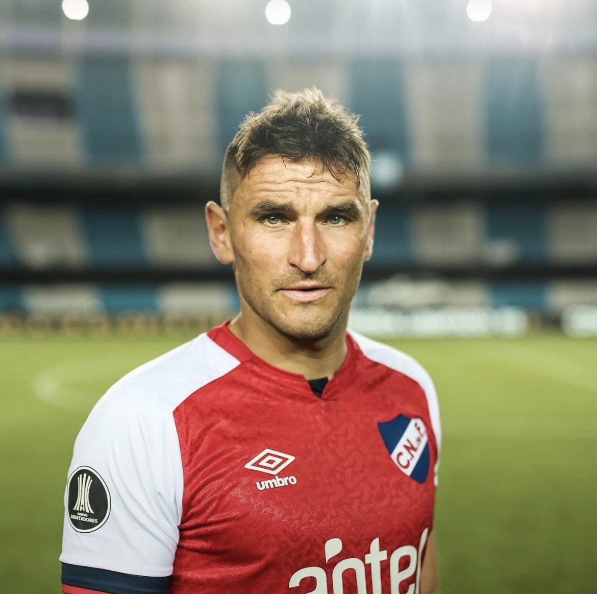 MessientoBolso's tweet photo. Argentino que sin deberle absolutamente nada a Nacional vino, nos defendió adentro y afuera de la cancha, representó y respetó al hincha siempre, más de 100 goles, se enamoró de Nacional y se ganó el respeto del hincha.

A él nunca se le hizo una despedida como se lo merecía… https://t.co/S1XYdHepDN