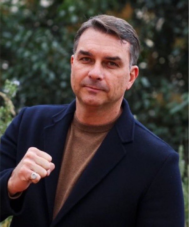 NewsLiberdade's tweet photo. 🚨URGENTE - Flávio Bolsonaro anuncia que o deputado Alfredo Gaspar vai ser seu vice https://t.co/ern7QqugKD