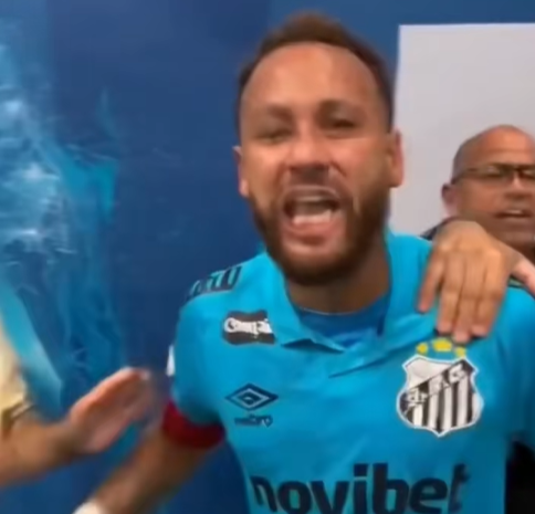 PublinewsGT's tweet photo. VIDEO:🔥 Neymar pierde los papeles en Brasil: tras el partido de Copa, la estrella del Santos se burló de la afición y jugadores rivales, generando un escándalo. #Neymar #CopaBrasil #Polémica ⚽😡📲
Mira el video aquí⏬
https://t.co/RoocxMSl4g https://t.co/py9W7WilJ9