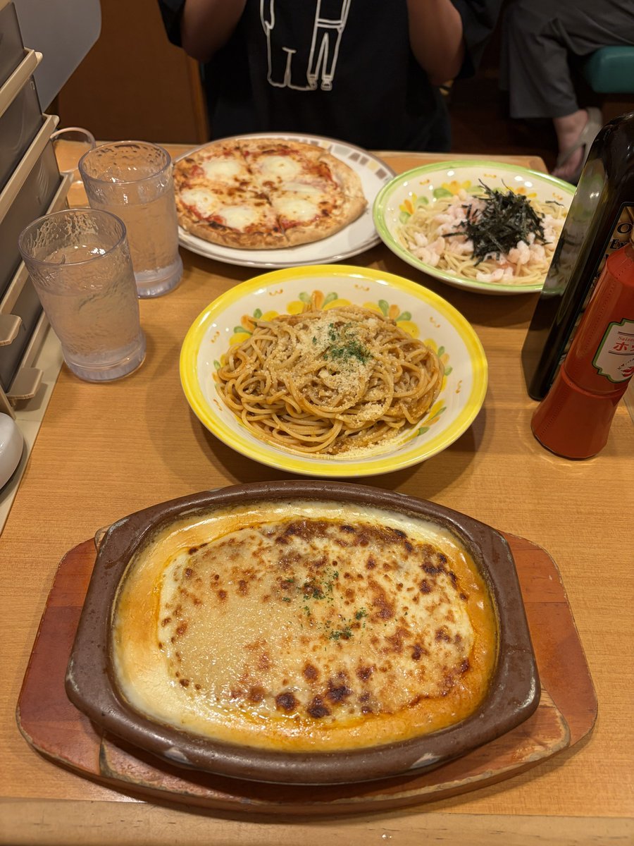txdsmxo's tweet photo. サイゼで喜ぶ彼女です。
ドリアとパスタ食べた⁉️ https://t.co/KdNn1eplHW
