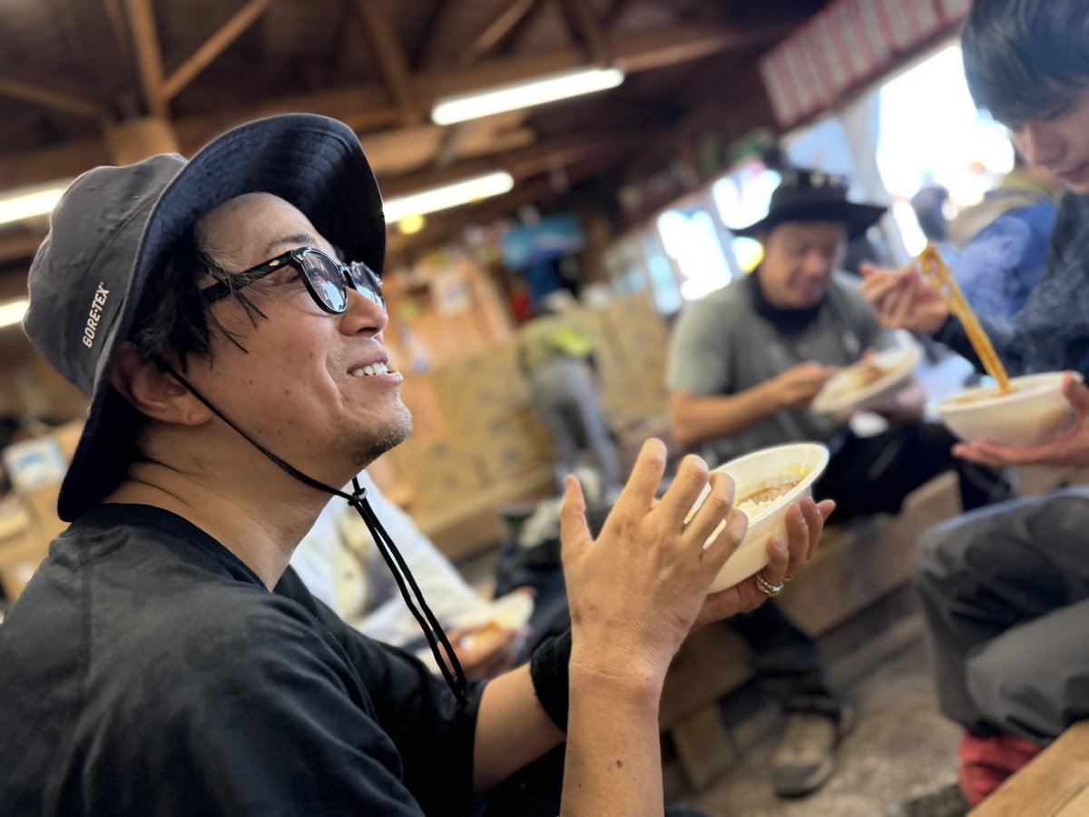shuji7771's tweet photo. 毎年恒例の富士山🗻登山。今回はコンサルしている若い社長達やその会社の経営幹部の方達を集めて皆んなで登山。

「経営と登山には通じる部分が沢山あるのでこれも経営の勉強だ！」

と参加した皆には「登山から学べる経営の要素」を、その場の思いつきでそれっぽく伝えましたが、多分関係は1ミリも無いと思います。ほとんど適当です。

俺が1人で登るのが寂しいので沢山で登りたかっただけです。

登頂して、頂上の山小屋で食べるカレー🍛は今年も悪魔的に美味かったー。