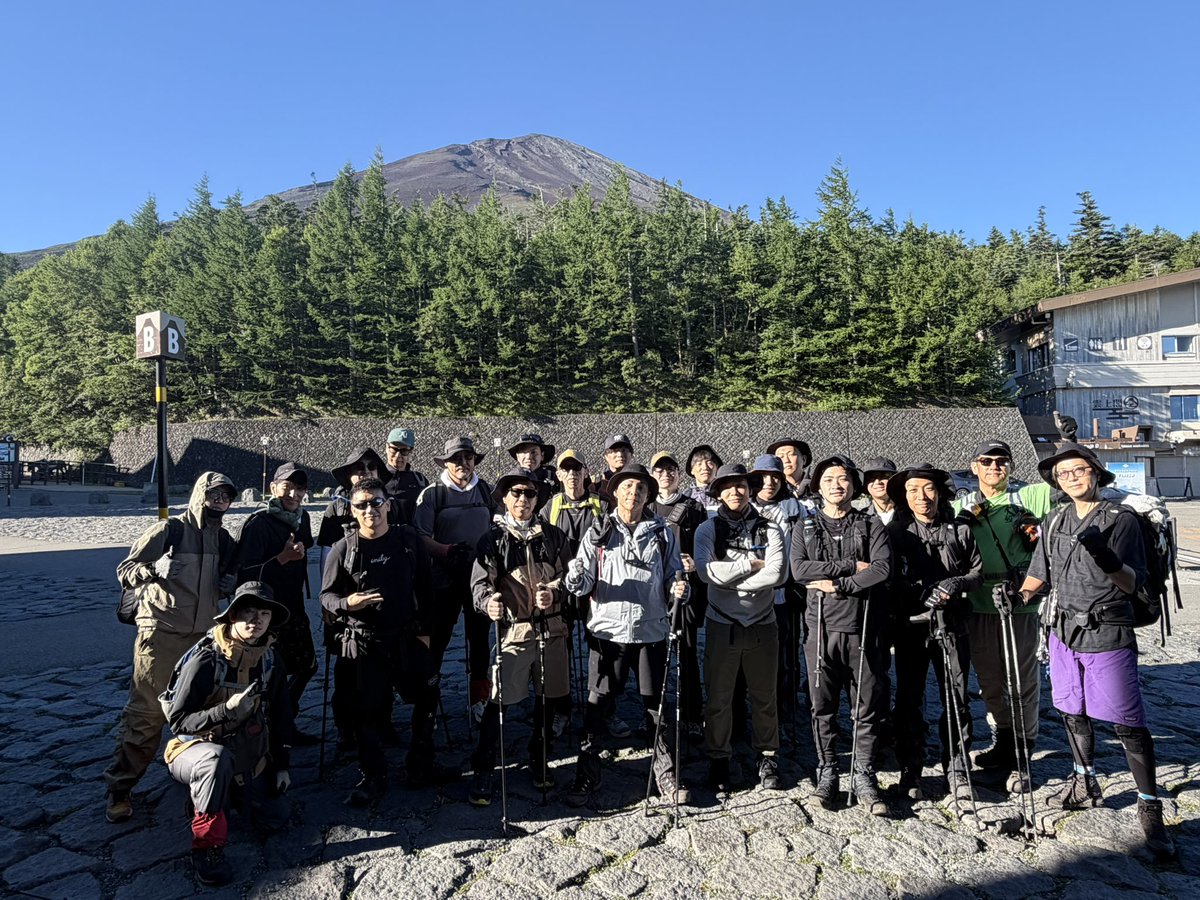 shuji7771's tweet photo. 毎年恒例の富士山🗻登山。今回はコンサルしている若い社長達やその会社の経営幹部の方達を集めて皆んなで登山。

「経営と登山には通じる部分が沢山あるのでこれも経営の勉強だ！」

と参加した皆には「登山から学べる経営の要素」を、その場の思いつきでそれっぽく伝えましたが、多分関係は1ミリも無いと思います。ほとんど適当です。

俺が1人で登るのが寂しいので沢山で登りたかっただけです。

登頂して、頂上の山小屋で食べるカレー🍛は今年も悪魔的に美味かったー。