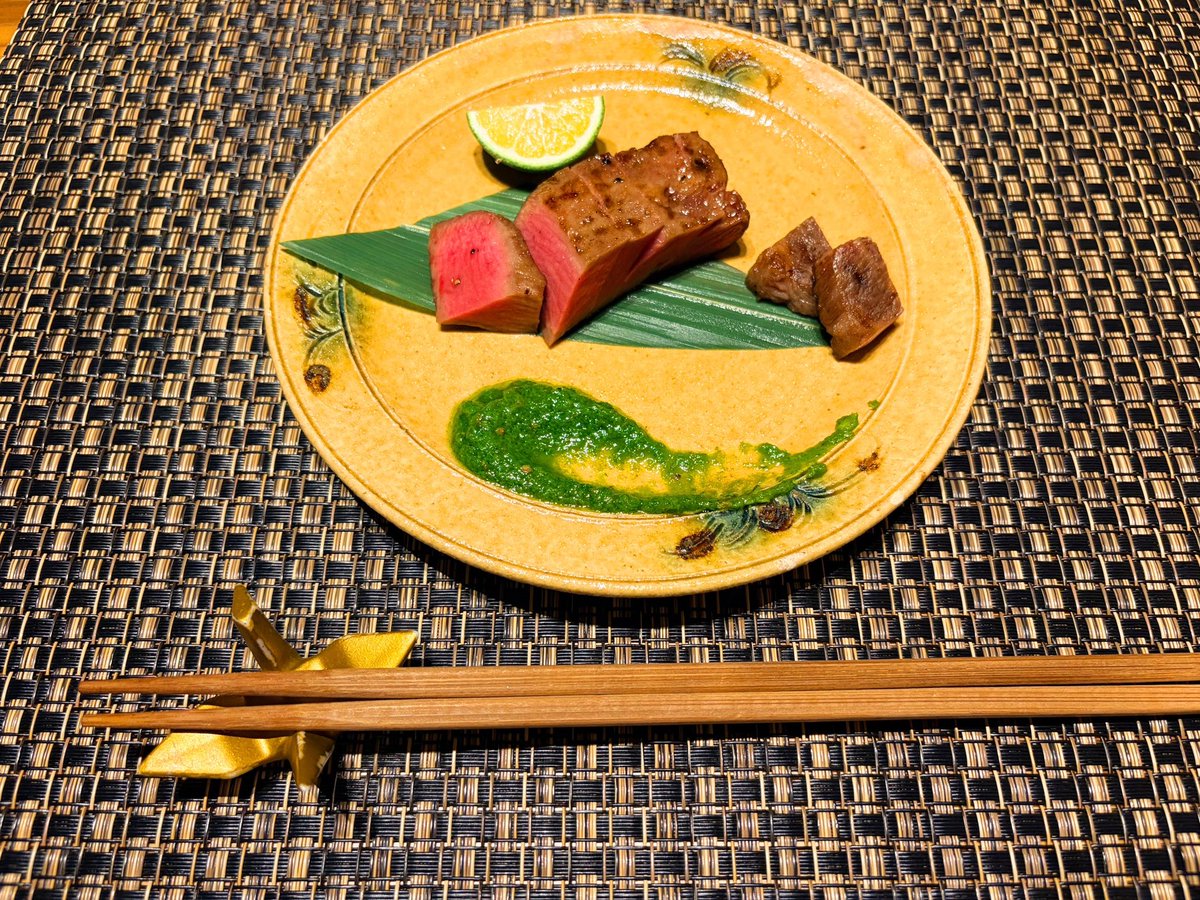 npk1218's tweet photo. 料理名ALTに！
ソースが同じ色でも全然味が違って感動しました！
お肉にみかん掛けるの初めてだった～
幸！ https://t.co/ftL42vhCN6
