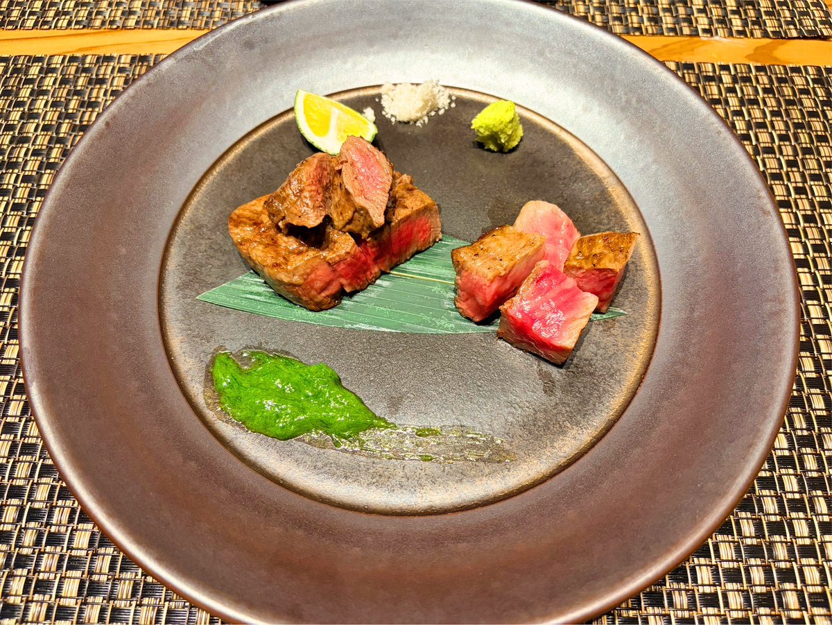 npk1218's tweet photo. 料理名ALTに！
ソースが同じ色でも全然味が違って感動しました！
お肉にみかん掛けるの初めてだった～
幸！ https://t.co/ftL42vhCN6