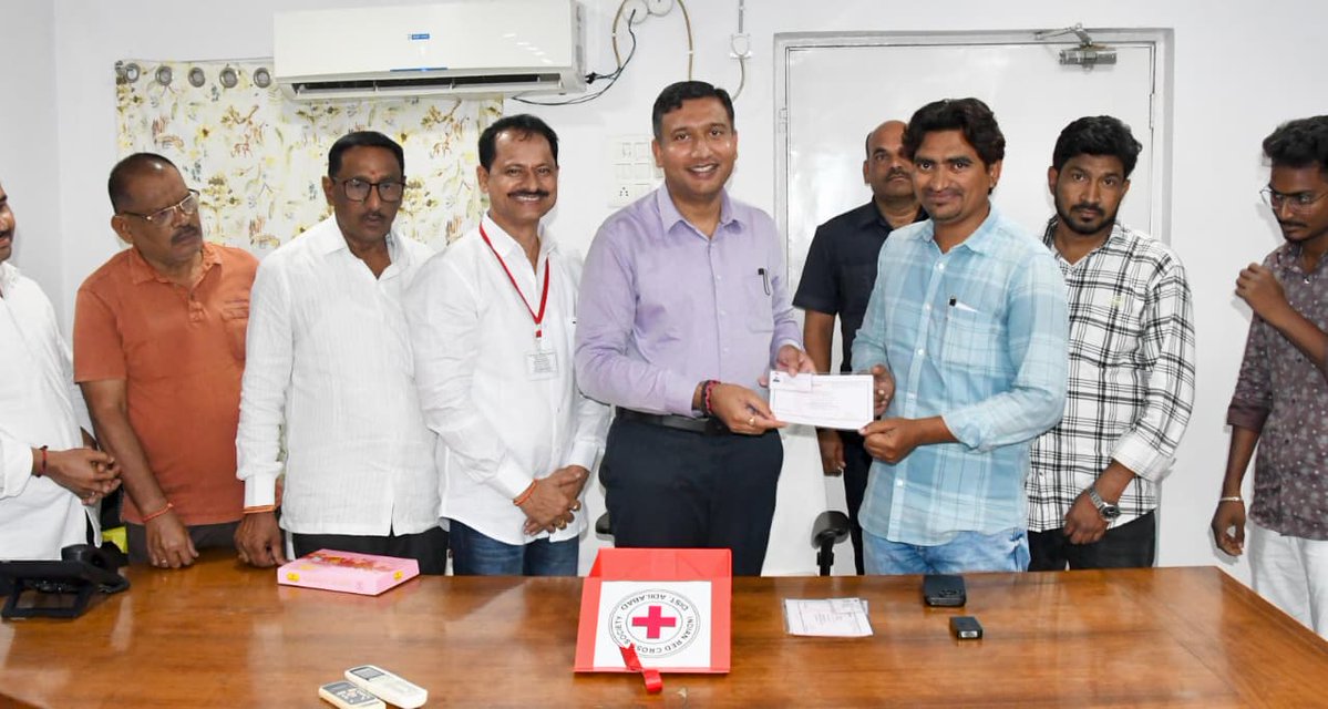 Collector_ADB's tweet photo. బుధవారం కలెక్టర్ క్యాంపు కార్యాలయంలో ఇండియన్ రెడ్ క్రాస్ సొసైటీ సభ్యత్వ నమోదు చేసుకున్న సభ్యులకు జిల్లా కలెక్టర్ రాజర్షిషా గుర్తింపు కార్డులను అందజేశారు.

ఈ కార్యక్రమంలో సనాతన హిందూ ఉత్సవ సమితి అధ్యక్షులు ప్రమోద్ కుమార్, మీడియా ప్రతినిధులు అస్మత్, వెంకటేష్, రిమ్స్ వైద్య కళాశాల టీ హబ్ సిబ్బంది, ల్యాబ్ టెక్నీషియన్లు, తదితరులు పాల్గొన్నారు.
#Adilabad #GovernmentOfTelangana #IPRTELANGANA #TelanganaRising2047 #TelanganaRising #Telangana
@TelanganaCMO
@TelanganaCS
@CPRO_TGCM
@Bhatti_Mallu
@INC_Ponguleti
@DamodarCilarapu 
@jupallyk_rao
@seethakkaMLA
@RajarshiShahIAS
@ANI
@PIBHindi
@PIB_India
@MIB_India
@PTI_News
@DCsofIndia
@DDNewslive
@DDNational
@IasTelangana
@IPRTelangana
@IasTelangana
@IPRTelangana
@PIBHyderabad
