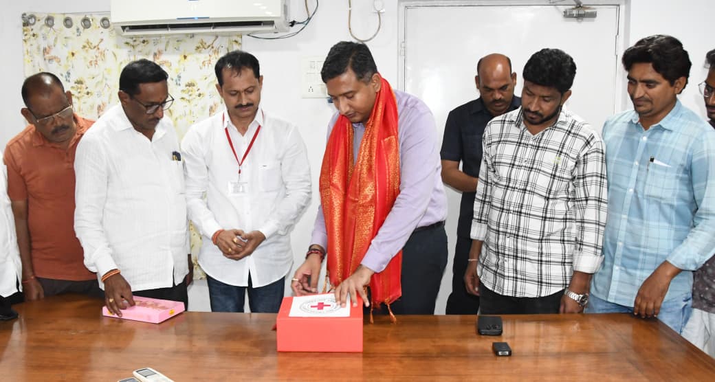 Collector_ADB's tweet photo. బుధవారం కలెక్టర్ క్యాంపు కార్యాలయంలో ఇండియన్ రెడ్ క్రాస్ సొసైటీ సభ్యత్వ నమోదు చేసుకున్న సభ్యులకు జిల్లా కలెక్టర్ రాజర్షిషా గుర్తింపు కార్డులను అందజేశారు.

ఈ కార్యక్రమంలో సనాతన హిందూ ఉత్సవ సమితి అధ్యక్షులు ప్రమోద్ కుమార్, మీడియా ప్రతినిధులు అస్మత్, వెంకటేష్, రిమ్స్ వైద్య కళాశాల టీ హబ్ సిబ్బంది, ల్యాబ్ టెక్నీషియన్లు, తదితరులు పాల్గొన్నారు.
#Adilabad #GovernmentOfTelangana #IPRTELANGANA #TelanganaRising2047 #TelanganaRising #Telangana
@TelanganaCMO
@TelanganaCS
@CPRO_TGCM
@Bhatti_Mallu
@INC_Ponguleti
@DamodarCilarapu 
@jupallyk_rao
@seethakkaMLA
@RajarshiShahIAS
@ANI
@PIBHindi
@PIB_India
@MIB_India
@PTI_News
@DCsofIndia
@DDNewslive
@DDNational
@IasTelangana
@IPRTelangana
@IasTelangana
@IPRTelangana
@PIBHyderabad