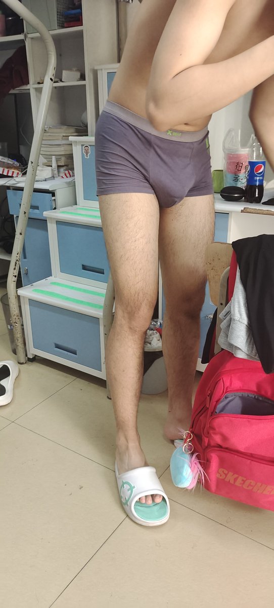 lanlinhailke's tweet photo. #偷拍 #直男 #室友 #内裤 偷拍直男室友刚刚起床下来，鸡巴还带着一点晨勃，将内裤顶起鼓包，配上细腰翘臀与大长毛腿，十分诱人😍 https://t.co/pexlU2mvZ5