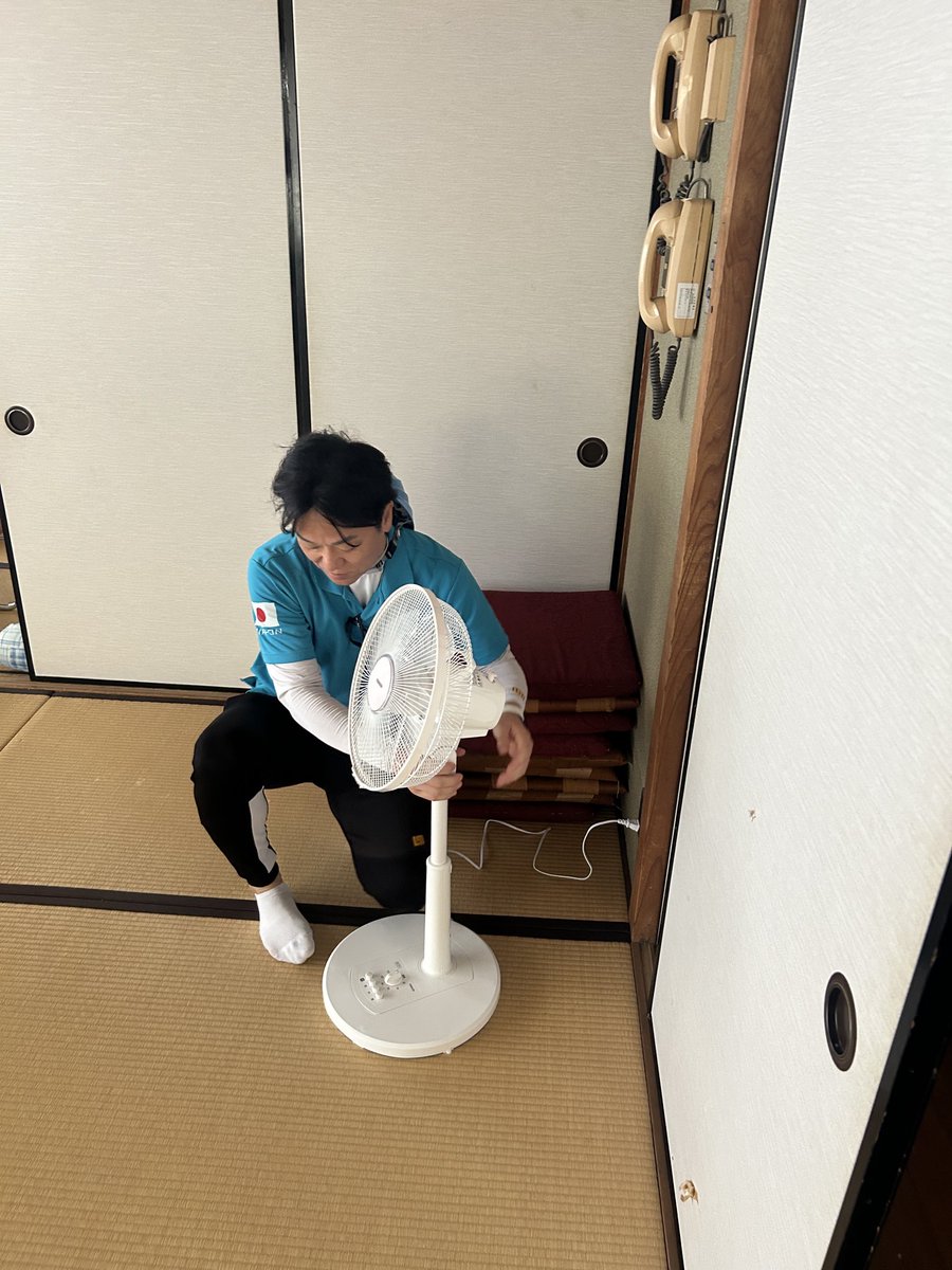 moriken0119's tweet photo. 不思議だ——
宇城市、宇土市、八代市、氷川町と同じ場所を15ヶ所以上支援に行きました。

どこの避難所も 仕切りもなければ、廊下にまで地べたで雑魚寝されてました。

「空調が効かない、扇風機があれば..」
「パンも有難いが、お米が食べたい」
「断水でトイレが使えない」
「飲み水がほしい」

私と首相が見た現場は、なぜか大きく異なるようです。