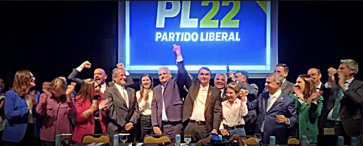 giuargolo's tweet photo. Palácio do Planalto em desespero neste exato momento, Flávio Bolsonaro acaba de escolher Alfredo Gaspar como vice-presidente na sua chapa. Um nordestino arretado que foi pra cima dos vagabundos que enricaram ilicitamente em cima dos aposentados e pensionistas do INSS. 

Ele foi nada mais, nada menos que o Relator da CPMI do INSS no congresso nacional. Corruptos, se preparem. 

GOLAÇO DO TIO FLÁVIO!! 🫡🇧🇷
