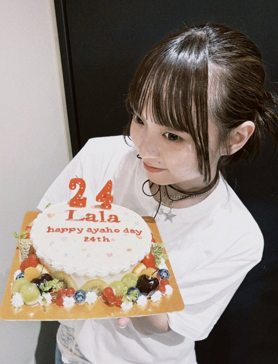 ayaho_85's tweet photo. そして本日8/5で24歳になりました⋆✴︎˚｡⋆

みんな沢山のお祝いありがとうございます！（ ᵕ̩̩ ᵕ̩̩ ）
今年も歌って書いて全力で生きる！ﾔｰ! https://t.co/QMIFqHo9Yf