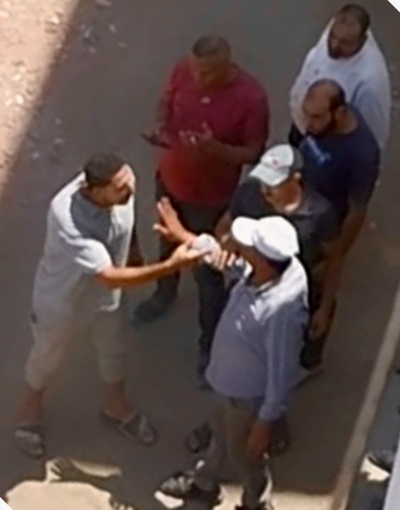 amira3zzam's tweet photo. @moiegy 

البلطجي وأخوه وأبوه (سوابق مخدرات) لازال متواجد في محل غير مرخص ،بالفيديو عمالة الأطفال واشغال الطريق وازعاج وروائح وضرر بالبيئة واعتداء على املاك الغير والثقة في أبطالنا رجال الداخلية المحترمين
 https://t.co/RvgqdJQjhj
@AlMasryAlYoum 
@masrawy 
@dmctv 
#مصر #الدقهلية https://t.co/NmxewrbIju