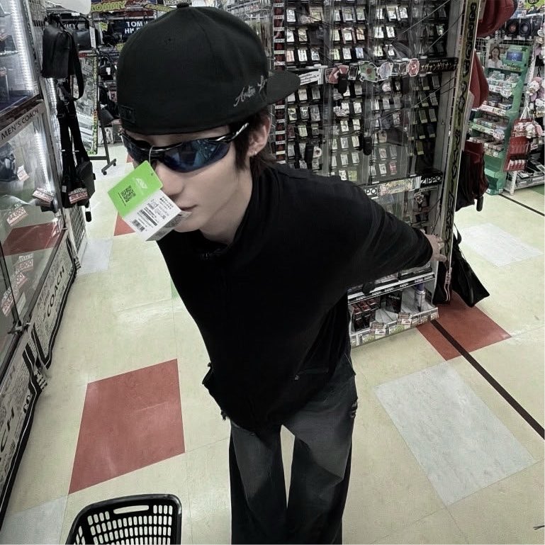 DemonOfTojo's tweet photo. Peak male entertainment — at the market. xP https://t.co/H3ESAaRQGs