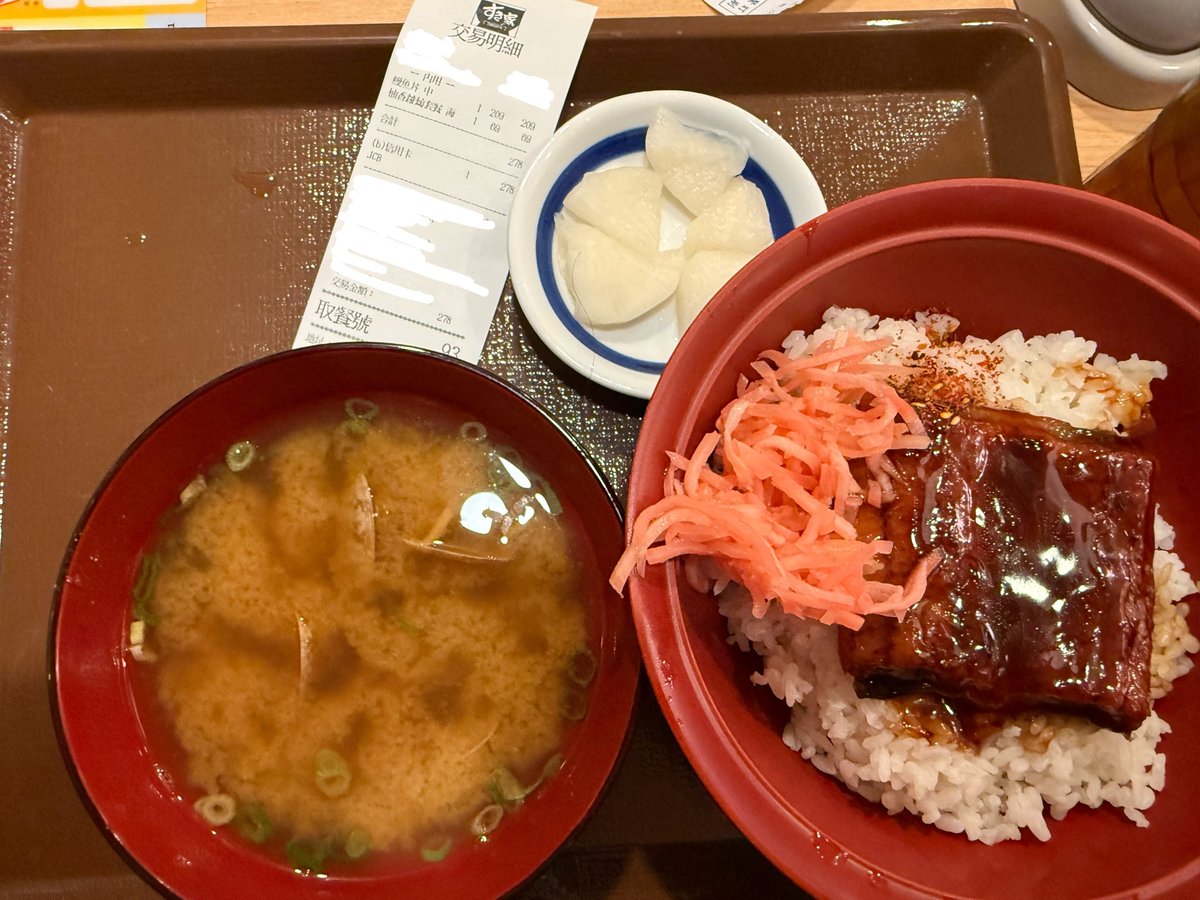 stme93443151's tweet photo. 最後の晩御飯は、鰻をいただきました。
紅生姜は、日本と同じで美味しい。

七味ありました。
店舗によって、ばらつきがあるのかな。
白米は、前回食べたの時の方が良かった。

日本のすき家でも、うなぎを食べたいと思います。

#台湾
#台北
#旅行
#すき家
#うなぎ https://t.co/eOiatiEUBX