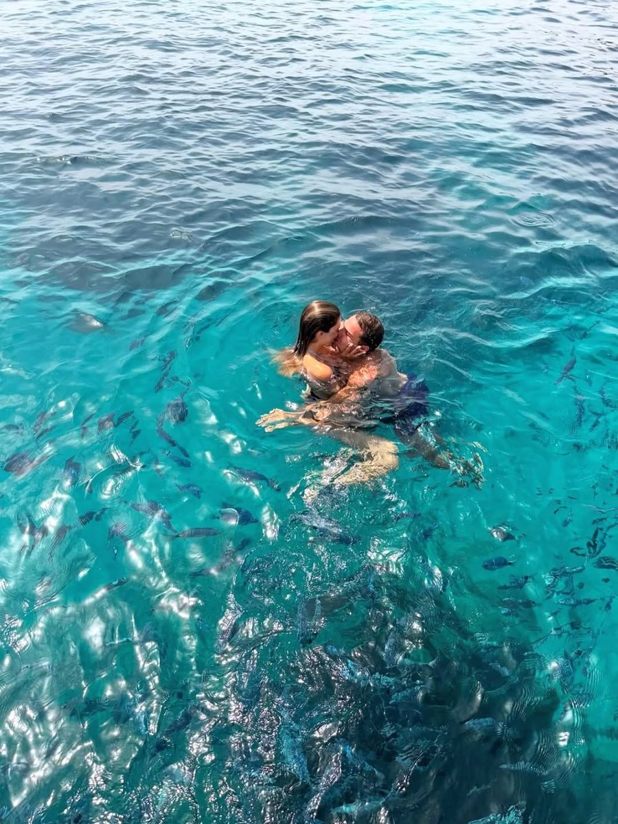 unhingedfeed's tweet photo. Iris Mittenaere really said, "Meet my man." https://t.co/Um1pYMe1Ba
