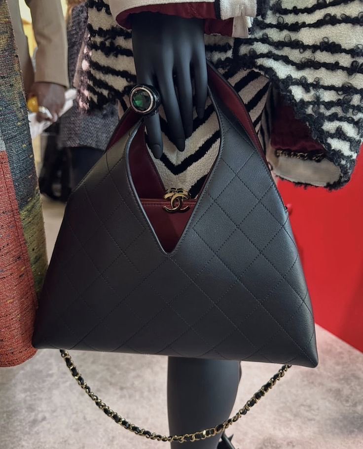Mimiboards's tweet photo. Chanel Métier d’art 🖤 https://t.co/OYRPggZleV