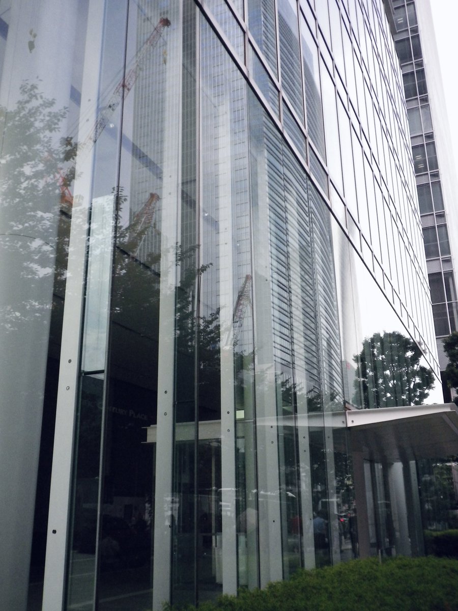 Sing_solution72's tweet photo. 日本橋周辺はビルに囲まれてるけど道が広くて緑が多い。少し呼吸がしやすい。 https://t.co/qvOTgn27JJ