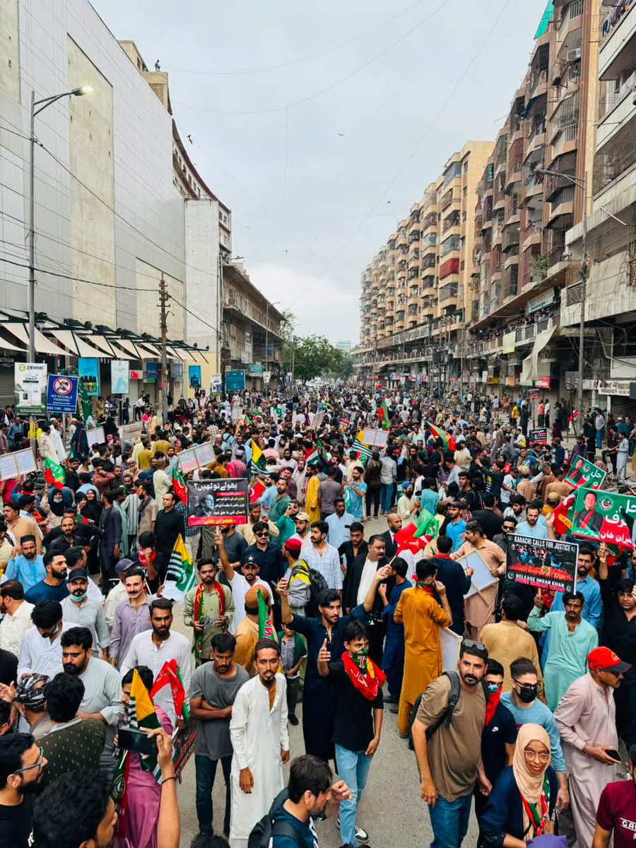 StormX63829's tweet photo. یہ ہے کراچی کپتان کے چاہنے والوں کا شہر کراچی❤️🇧🇫 https://t.co/tRinHy84a7