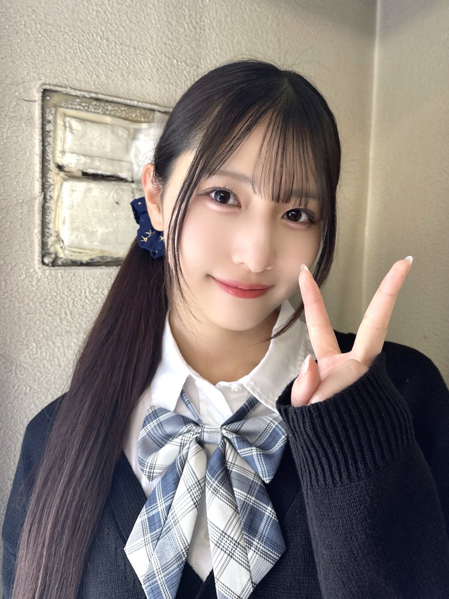 kanisawa_moeko's tweet photo. 制服ねねさん https://t.co/762A2BlzP5