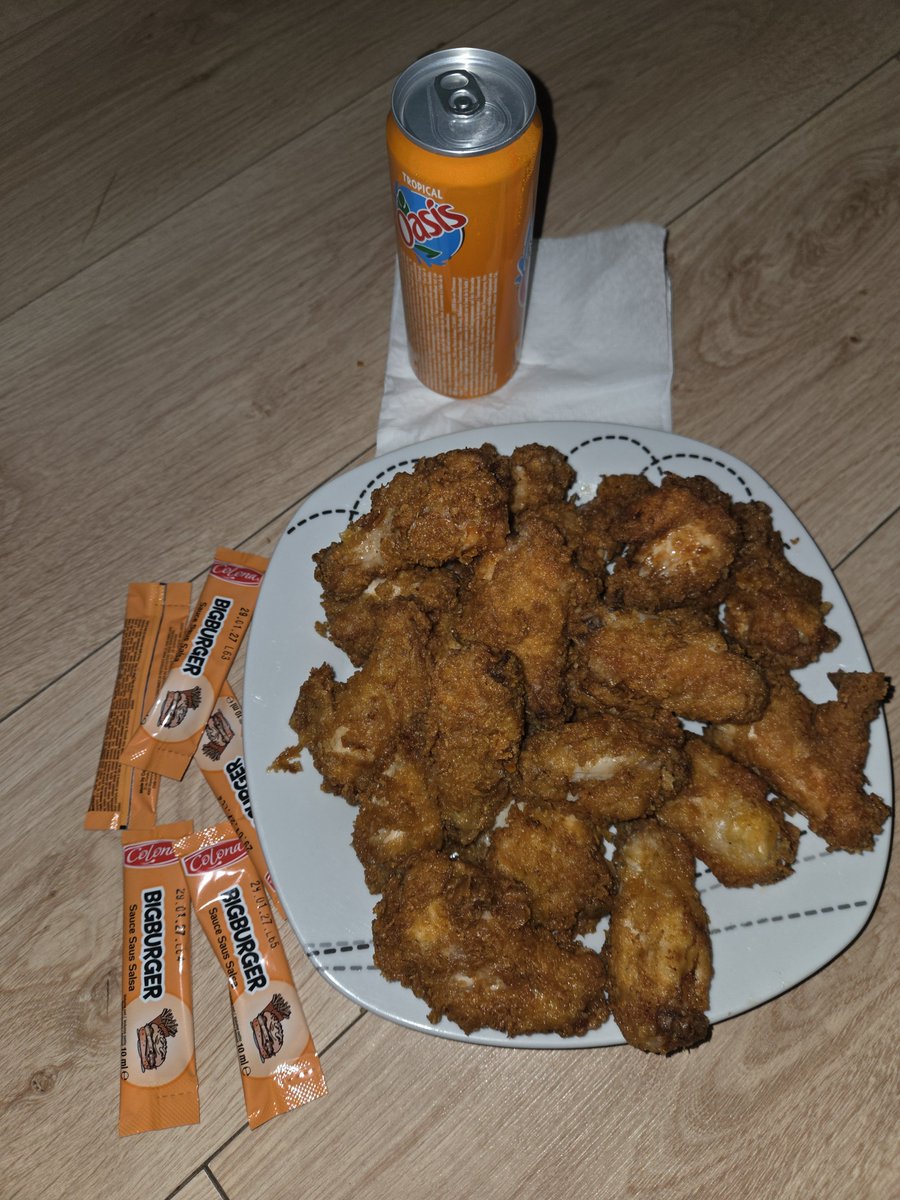 Oxdeiim's tweet photo. 21 ans, 21 poulets frits. C'est mon poulet d'anniversaire https://t.co/oP0TOAw0a7