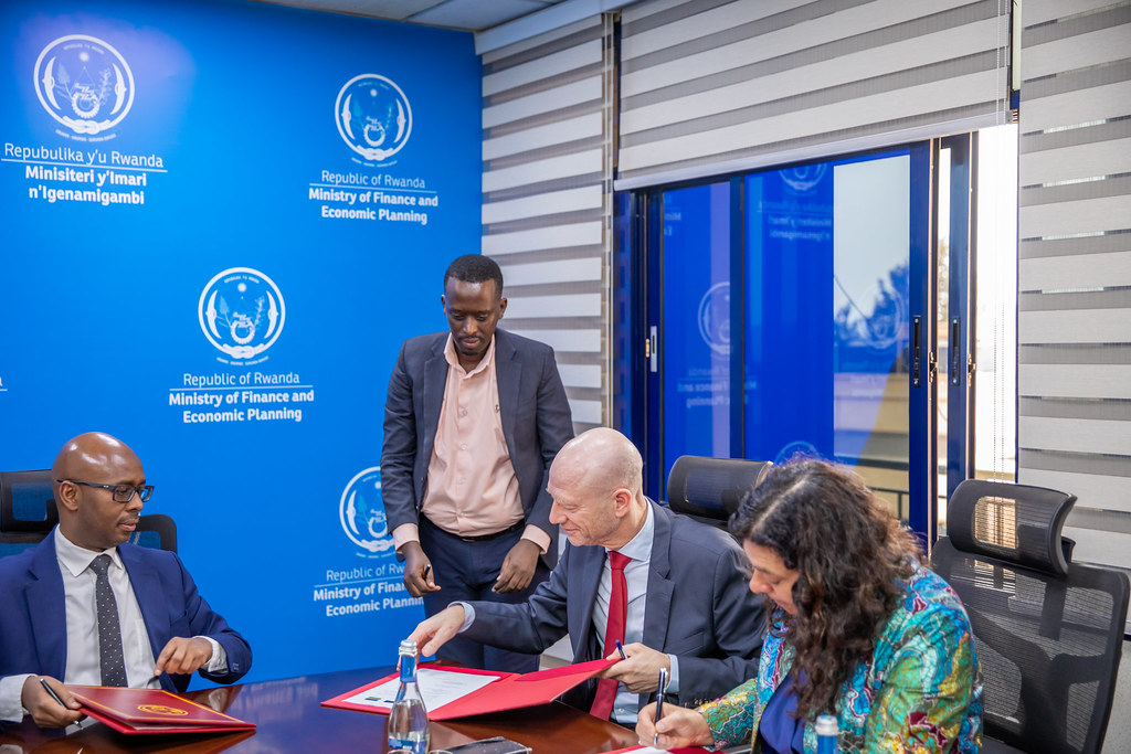 RwandaFinance's tweet photo. Rwanda and the European Investment Bank have signed a €65 million agreement to boost climate resilience across the Volcanoes region. The financing will reduce flood risk, restore watersheds, and strengthen ecosystems across 8 districts vulnerable to landslides and erosion, benefitting an estimated 2.3 million people.
-----------------------------------------------------------
U Rwanda na Banki y'Ishoramari y'u Burayi (EIB) basinyanye amasezerano y’inguzanyo ya miliyoni 65 z’Amayero agamije kongera ubushobozi bwo guhangana n’ingaruka z’imihindagurikire y’ikirere mu turere ibirunga biherereyemo. Aya mafaranga azifashishwa mu kugabanya ibyago by’imyuzure, gusana no kubungabunga amasoko y’amazi n’urusobe rw’ibinyabuzima, ndetse no kurengera ibidukikije mu turere 8 dukunze kwibasirwa n’inkangu n’isuri. Bikazagirira akamaro abaturage bagera kuri miliyoni 2.3.