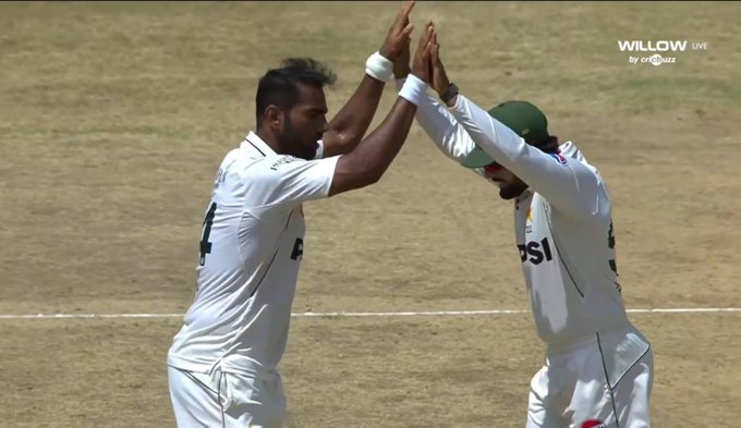 Clutchsportsz's tweet photo. 🚨 IAN BISHOP PRAISES MUHAMMAD ALI
Ian Bishop said:
"Very, very impressive, Muhammad Ali. Given a recall to Test cricket, he has not let Babar Azam down at any point in this Test series."
#MuhammadAli #BabarAzam #PakistanCricket #TestCricket #CricketNews https://t.co/Fb95L0NbRD