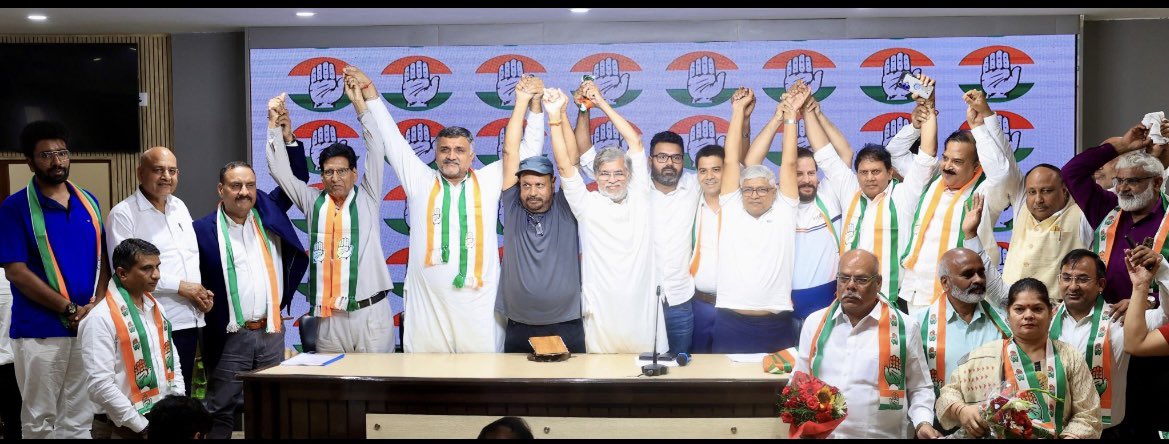dineshdangi84's tweet photo. यूपी के आज बसपा और लोकदल के कई नेता कांग्रेस में शामिल हुए है...कुछ रिटायर्ड अफसरों,सामाजिक कार्यकर्ताओं और अन्य दलों के लोगों ने भी कांग्रेस का दामन थामा है... https://t.co/XaW0w8wcF8