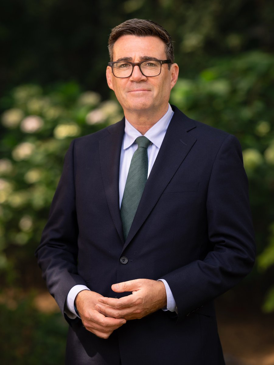 hann_jvc's tweet photo. We all know that politics is as much about performance as it is policy. Andy Burnham’s new official portrait has prompted comparisons with Keir Starmer’s, and the differences say a lot about how each man wants his premiership to be seen. (1/4) https://t.co/bvJ7KHa44L