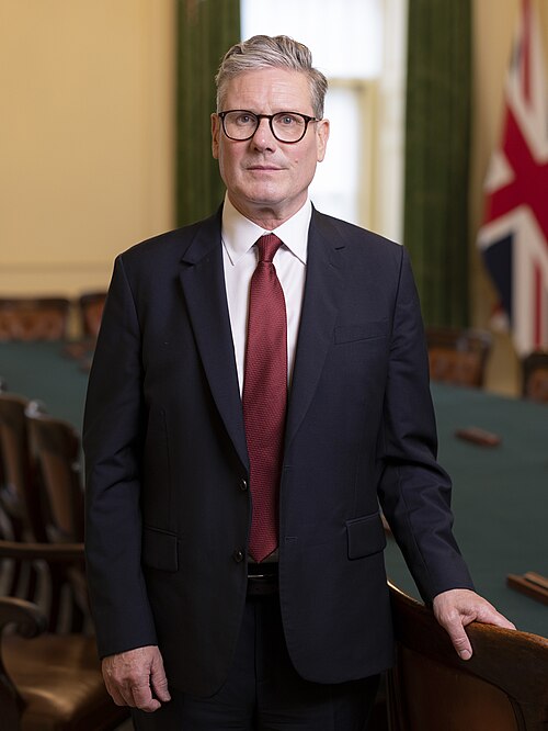 hann_jvc's tweet photo. We all know that politics is as much about performance as it is policy. Andy Burnham’s new official portrait has prompted comparisons with Keir Starmer’s, and the differences say a lot about how each man wants his premiership to be seen. (1/4) https://t.co/bvJ7KHa44L