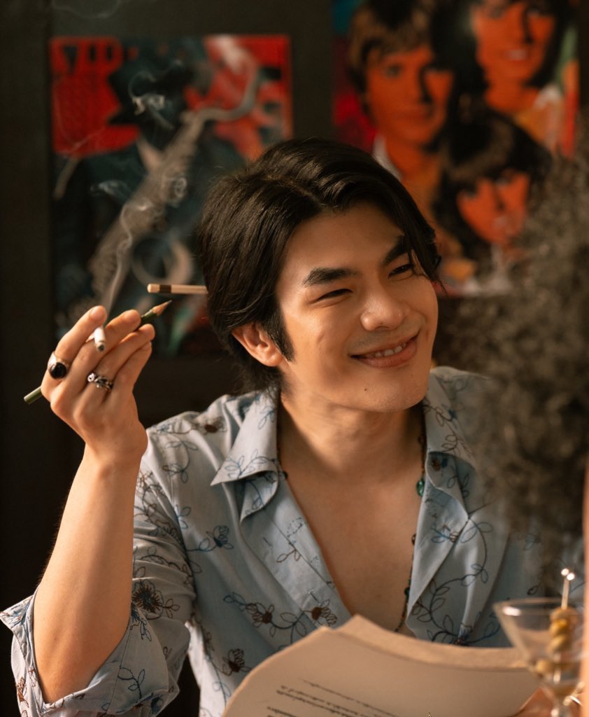 atmylatitude's tweet photo. ธันวา Core 
- เกย์ฮิปปี้
- ผมยาวแต่งตัวจัด
- เรียนมหาลัย 10 ปีไม่จบ
- หอนใส่พ่อ
- ความอายเป็น 0
- ปุ๊นทั้งวัน
- จีบผู้ชายก่อน
- ใกล้ชิดธรรมชาติแต่กลัวตุ๊กแก
- กล้าปีนบ้านทหารยามวิกาล
 - มีหลายอาชีพ นักร้อง ร้านแผ่นเสียง วาดป้าย นักเขียน 

เป็นคุณหนูเพี้ยน ๆ กล้ามโตแต่น่ารักนะ🌈🌕 https://t.co/VBzr3qvtdY