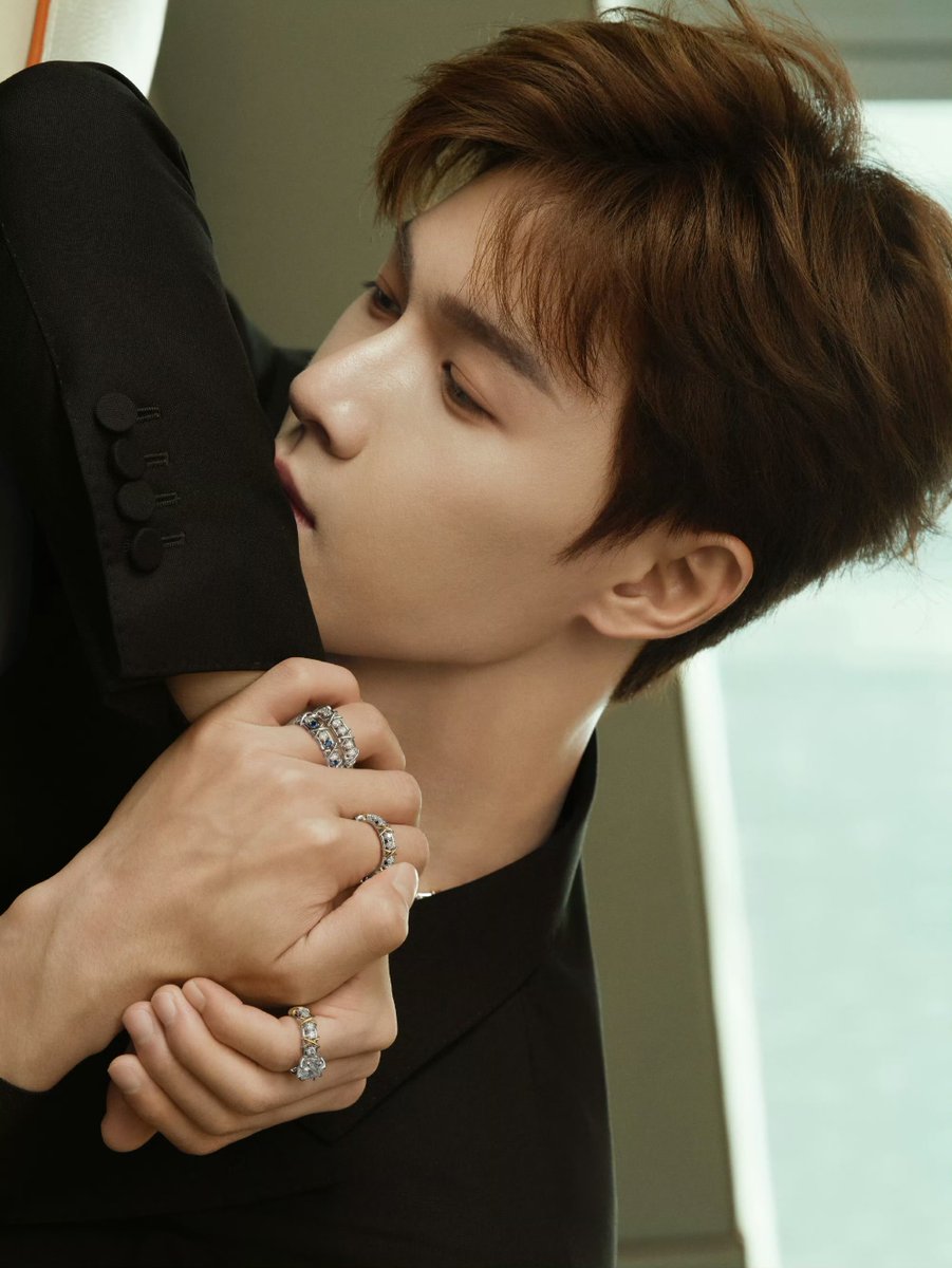 p1nenamu's tweet photo. 260805 Tiffany & Co. 웨이보 🆙 

주먹, 움켜쥔 손에는 가장 원초적인 안정감이 담겨 있다.

세상의 소란과 마주한 뒤, 티파니앤코 품패 대사 @이윤예 는 자신을 향한 확신을 선택합니다. 그는 자신을 굳게 믿으며, 어떤 부딪힘에도 흔들리지 않고 시간의 무게를 견뎌냅니다.

#이윤예 #李昀锐 #LiYunrui