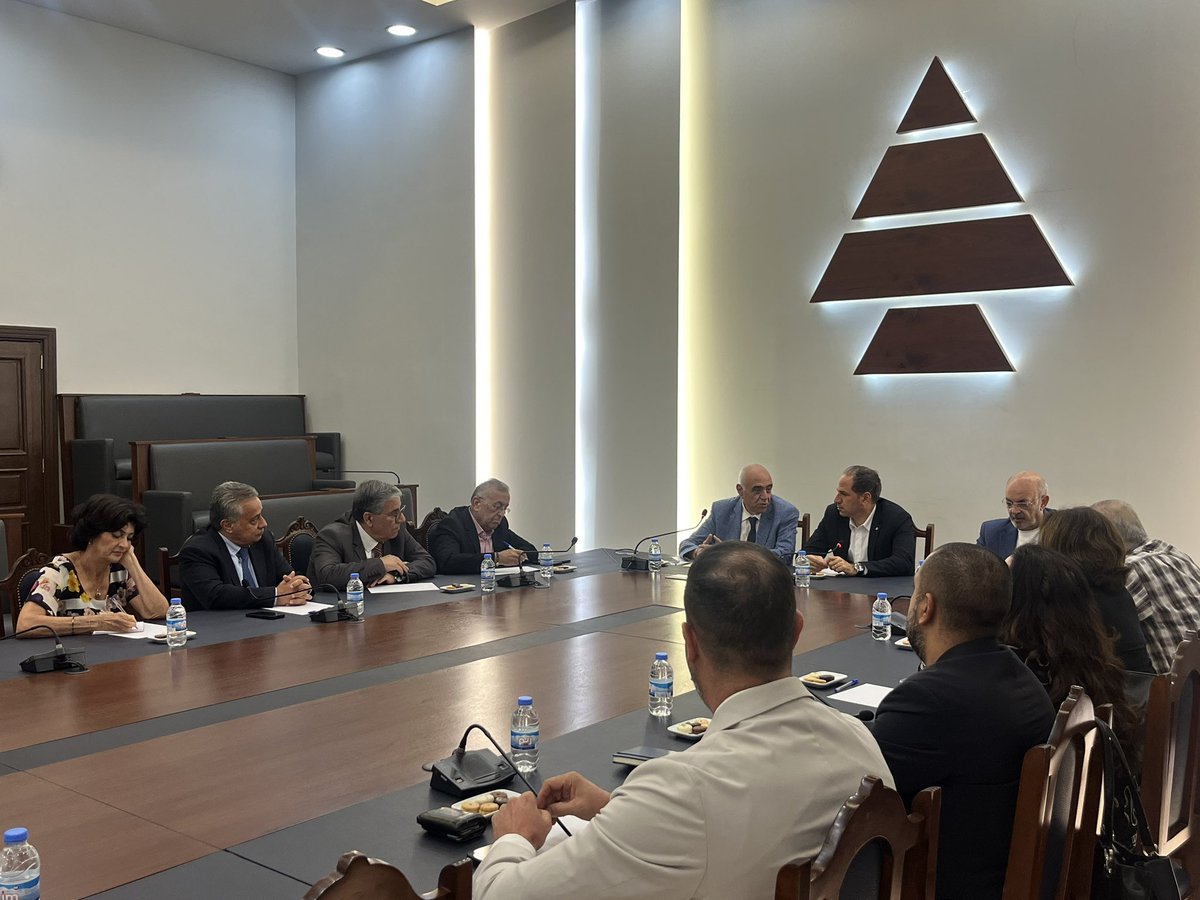 samygemayel's tweet photo. لقاء مع مجلس نقابة محرري الصحافة اللبنانية برئاسة النقيب جوزف قصيفي، وجرى عرض للملاحظات على مشروع قانون الإعلام كما تم تبادل للآراء في التطورات السياسية على الصعيدين الإقليمي والمحلي. https://t.co/NVq1iJZq5i